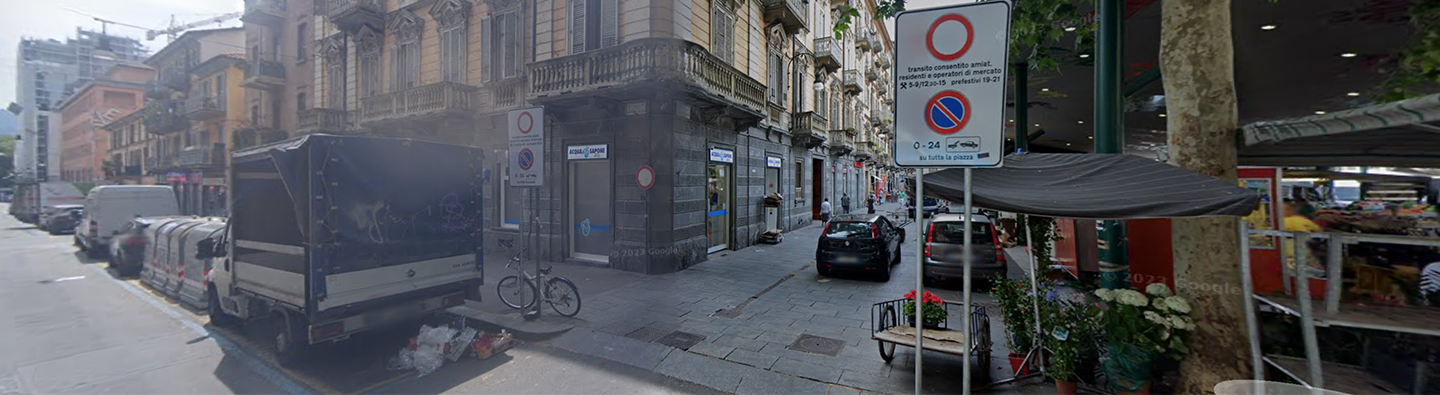 [Facciata del punto vendita di Torino di Acqua e Sapone]