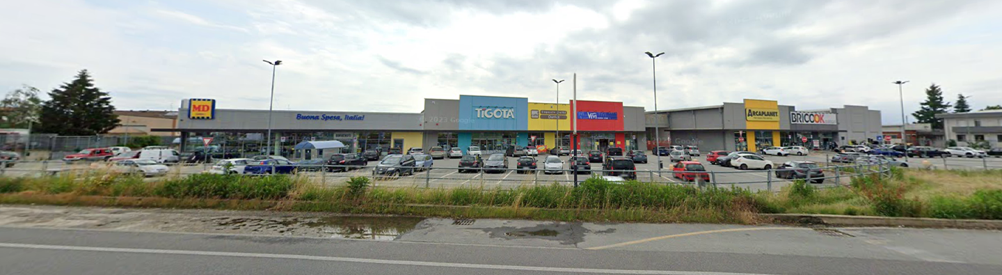 [Facciata del punto vendita di Oleggio di Tigotà, Md Discount, Vero Caffè, BircoOk e Arcaplanet]